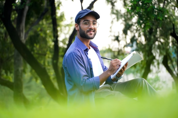 Uno studente sta scrivendo con l'immagine del libro