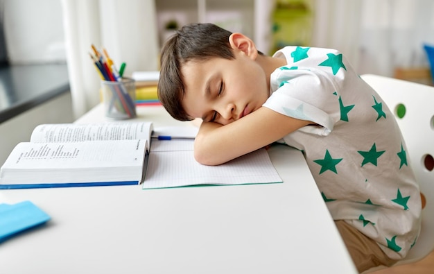 uno studente stanco che dorme sul tavolo a casa