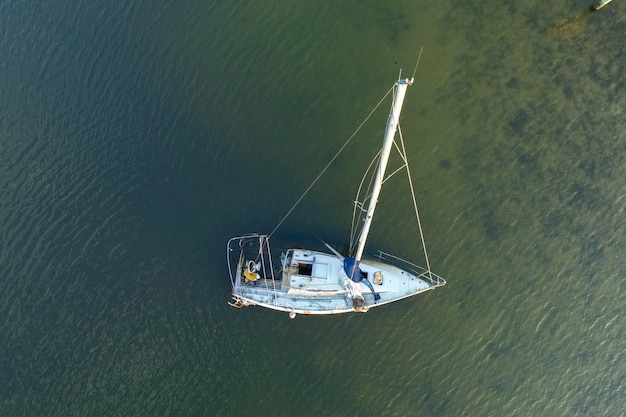 Uno yacht a vela mezzo affondato si è rovesciato nelle acque poco profonde della baia dopo l'uragano Ian a Manasota, in Florida