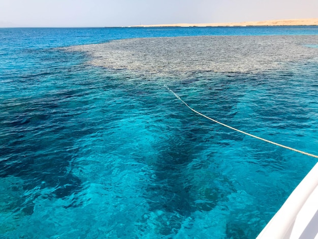 Uno yacht bianco una barca una nave è su un ingorgo parcheggiando nel mare un oceano con acqua salata blu e limpida