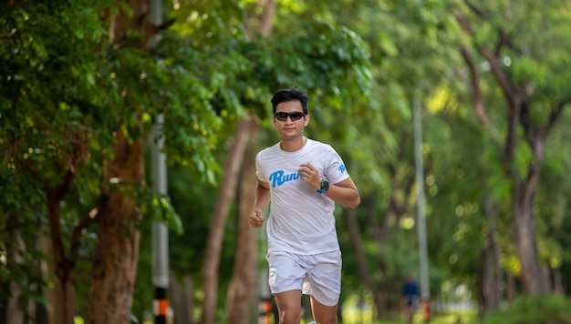 Uomini asiatici che fanno jogging e corrono nel parco