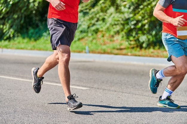 Uomini atletici che pareggiano in abiti sportivi sulla strada della città