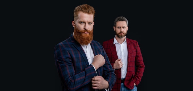Uomini barbuti carismatici in abbigliamento formale uomini eleganti che indossano abbigliamento formale studio di due uomini