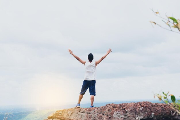 Uomini belli che scalano il successo della missione ed era contento di avere la mano sopra la testa