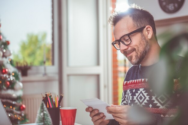 Uomini che aprono la lettera di natale