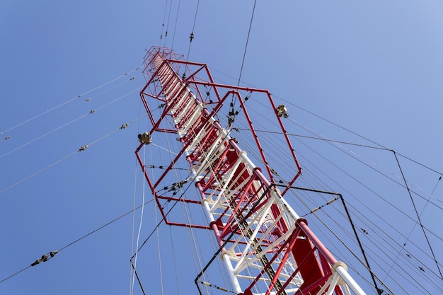 Uomini che dipingono la più alta torre ceca del trasmettitore radio Liblice