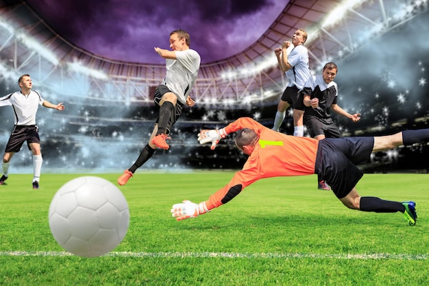 Uomini che giocano a calcio sul campo