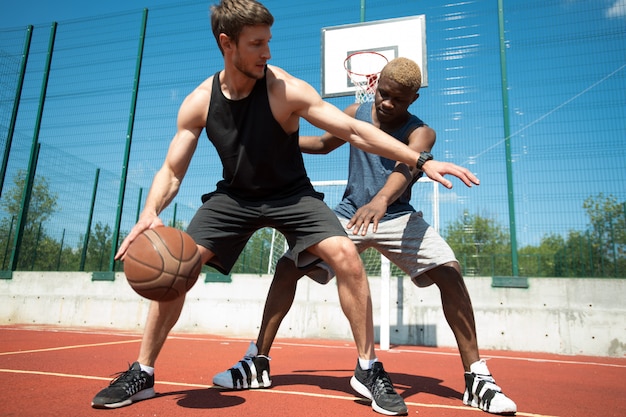 Uomini che giocano una partita di basket