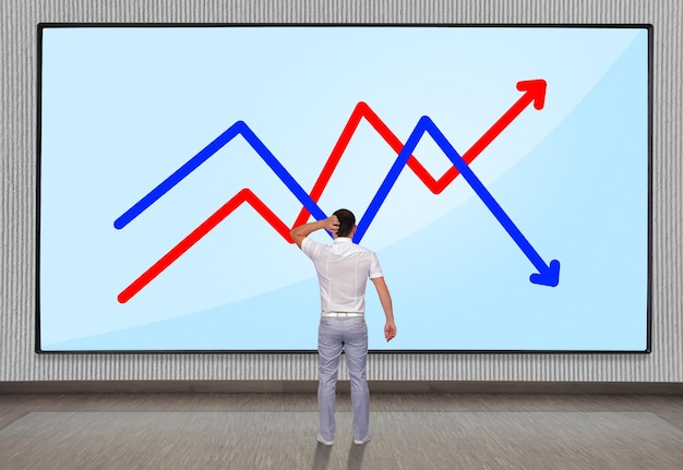 Uomini che guardano il grafico