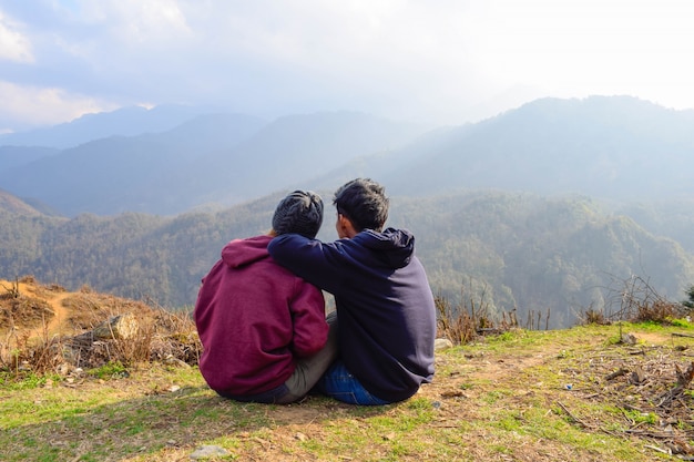 uomini che guardano le montagne