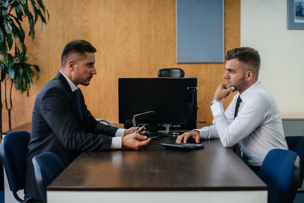 Uomini che hanno una riunione di lavoro in ufficio