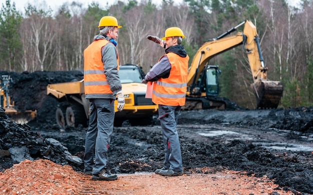 Uomini che lavorano sul cantiere