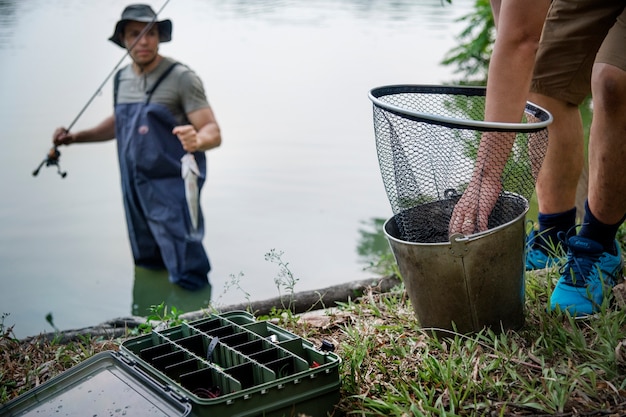 Uomini che pescano nel lago