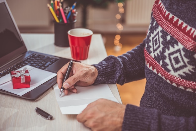 Uomini che scrivono lettere di Natale