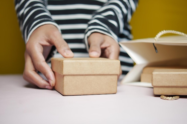 Uomini che tirano fuori una confezione regalo da una borsa