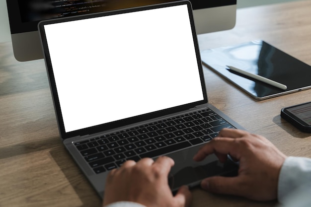uomini che usano il computer portatile che lavorano a casa computer dello schermo vuoto