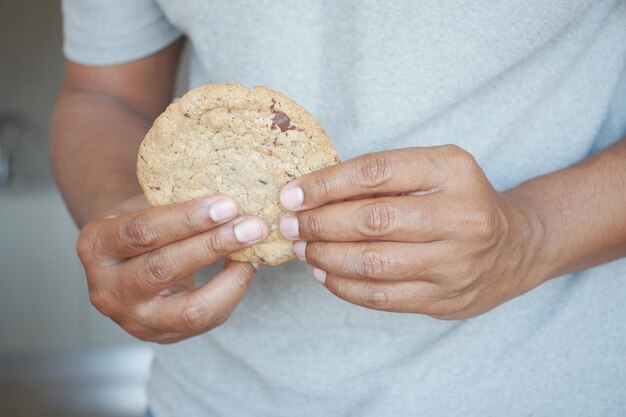 uomini con dei biscotti dolci