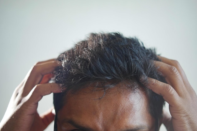 Uomini con la pelliccia nei capelli in primo piano