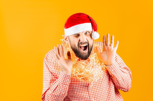 Uomini con una camicia a quadri rosa e un cappello di Babbo Natale hanno allungato i palmi delle mani davanti a loro e hanno gridato