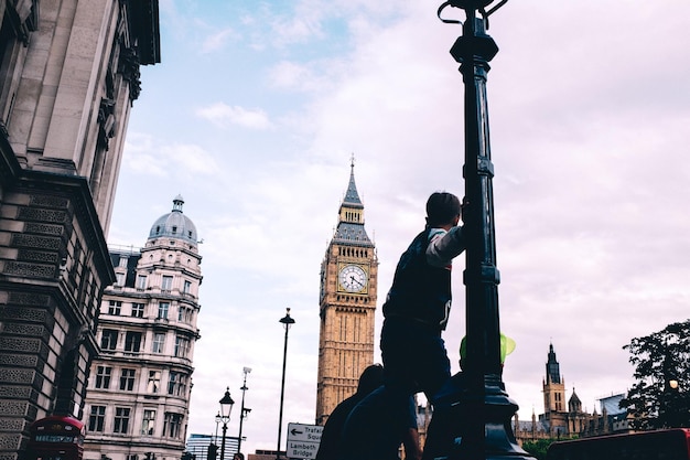 Uomini contro Big Ben in città contro il cielo