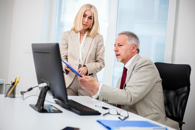 Uomini d'affari al lavoro in un ufficio luminoso