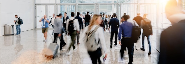 Uomini d'affari anonimi vanno in giro per la fiera