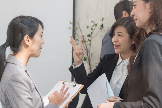 Uomini d'affari asiatici che si incontrano e lavorano insieme per il lavoro di squadra nella sala conferenze dell'ufficio.