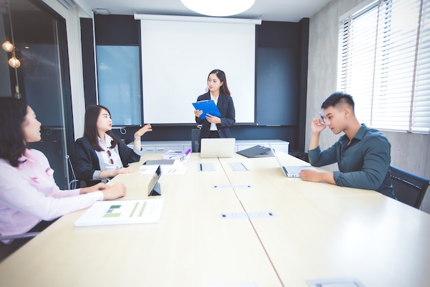 Uomini d&#39;affari asiatici e gruppo con notebook per incontrarsi seriamente sul lavoro