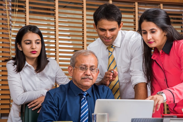 Uomini d'affari asiatici indiani o cultura aziendale e lavoro in ufficio Concetto con laptop, documenti, riunioni, presentazioni e discussioni