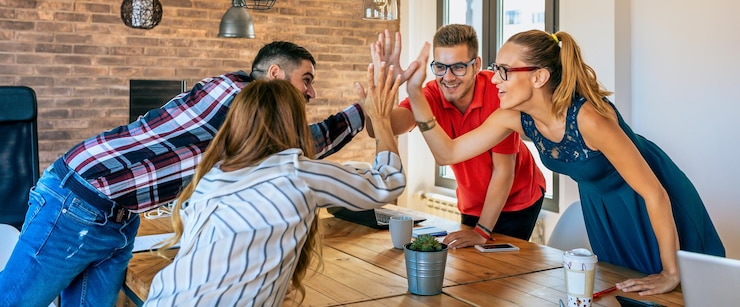 Foto uomini d'affari che celebrano un highfiving di successo