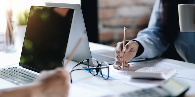 Uomini d'affari che discutono i grafici e i grafici che mostrano i risultati del loro lavoro di squadra di successo