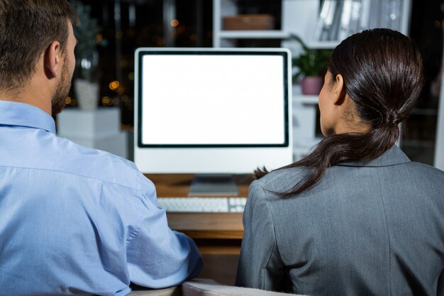 Uomini d'affari che lavorano al computer