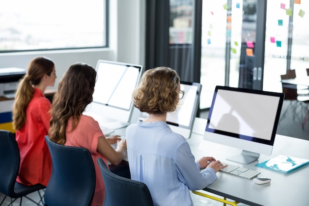 Uomini d'affari che lavorano al computer