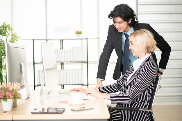 Uomini d'affari che lavorano con il computer