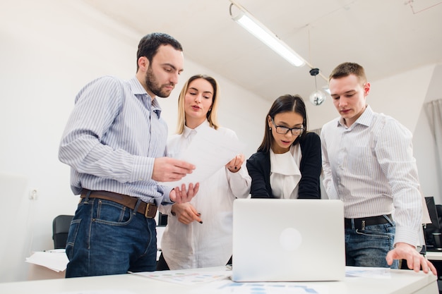 Uomini d'affari che lavorano in sala conferenze