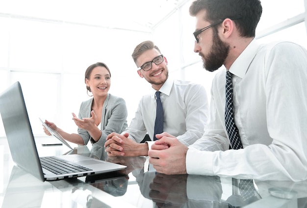 uomini d'affari che lavorano in sala conferenze