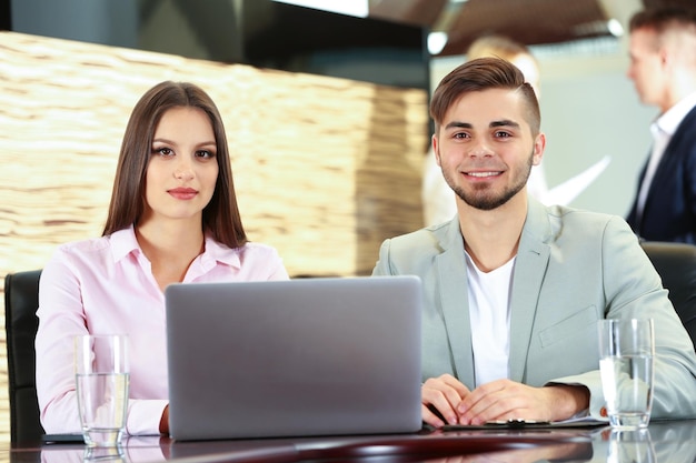 uomini d'affari che lavorano in sala conferenze