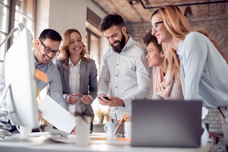 Uomini d'affari che lavorano in squadra in ufficio