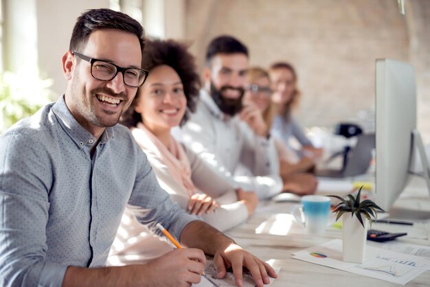 Uomini d'affari che lavorano in squadra in ufficio