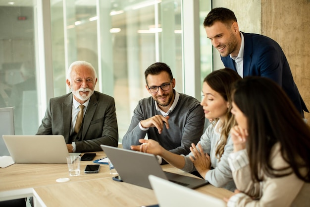 Uomini d'affari che lavorano in squadra in ufficio