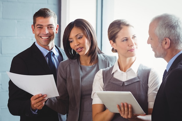 uomini d'affari che lavorano in ufficio