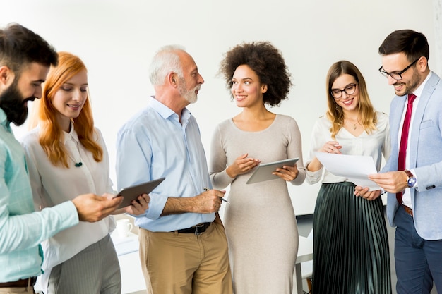 Uomini d&#39;affari che lavorano in ufficio