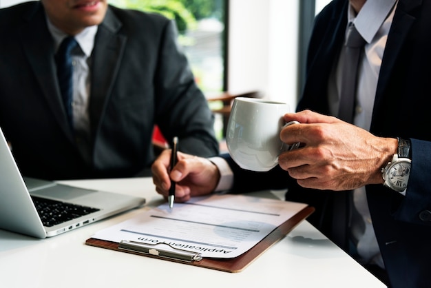 Uomini d&#39;affari che lavorano in un negozio di caffè