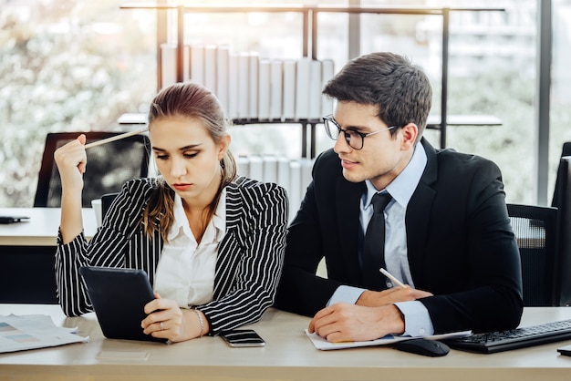 Uomini d'affari che lavorano in un piccolo ufficio