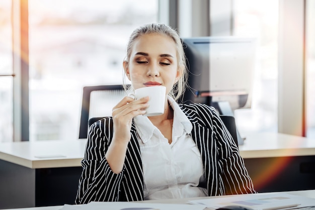 Uomini d'affari che lavorano in un piccolo ufficio