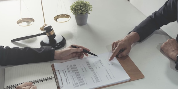 Uomini d'affari che lavorano insieme alla riunione in un ufficio moderno primo piano Uomo d'affari e donna con colleghi o avvocati che discutono del contratto durante la negoziazione