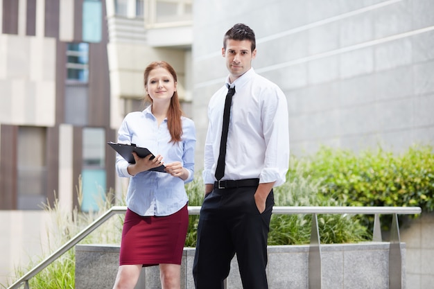 Uomini d'affari che lavorano insieme in ambiente urbano