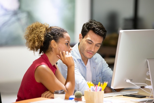 Uomini d'affari che lavorano insieme in ufficio