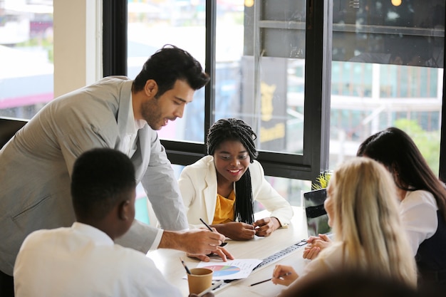 Uomini d'affari che lavorano insieme in ufficio