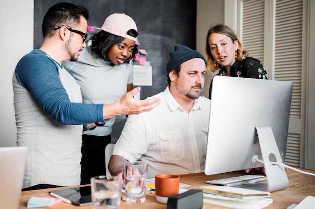 Uomini d'affari che lavorano insieme in ufficio